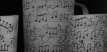 bonecos-palito numa caneca, com notas musicais