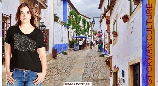 mulher jovem em Óbidos vestida com uma t-shirt stickman culture